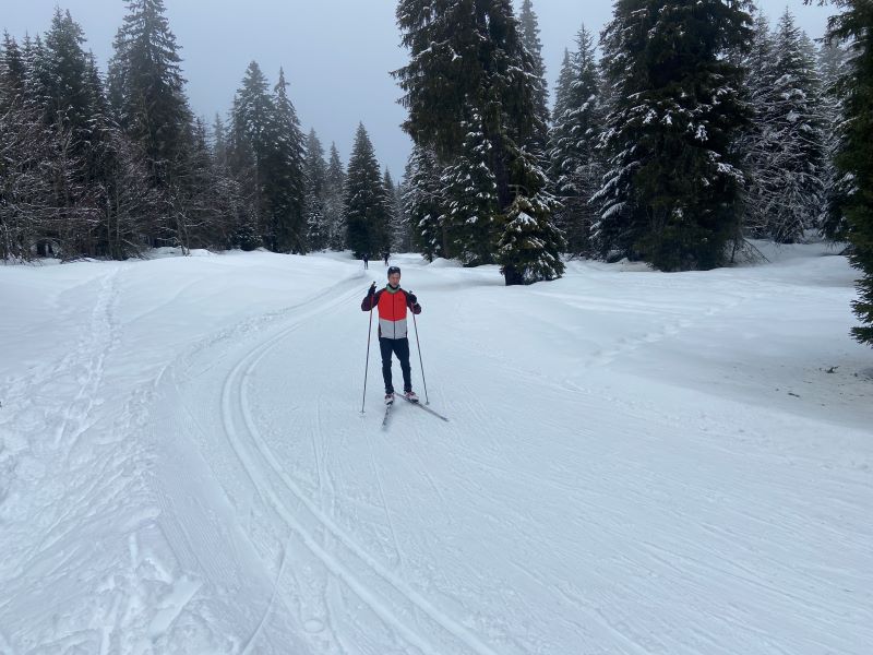 Hardloper traint met langlaufen voor betere conditie, kracht en fitheid in de winter