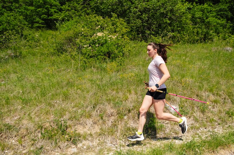 Trailrunner volgt een wedstrijdplan om optimaal te presteren tijdens een uitdagende trailrun.