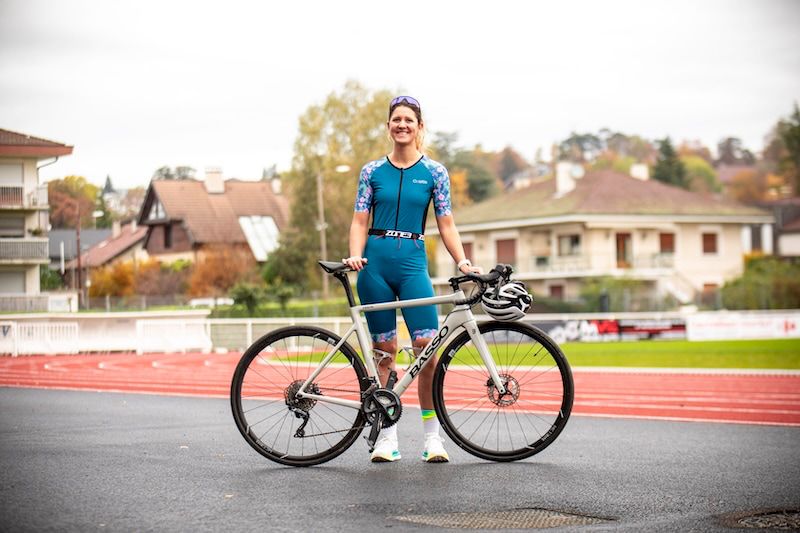 Triatleet gebruikt sportvoeding voor optimale energie tijdens elke triathlonafstand