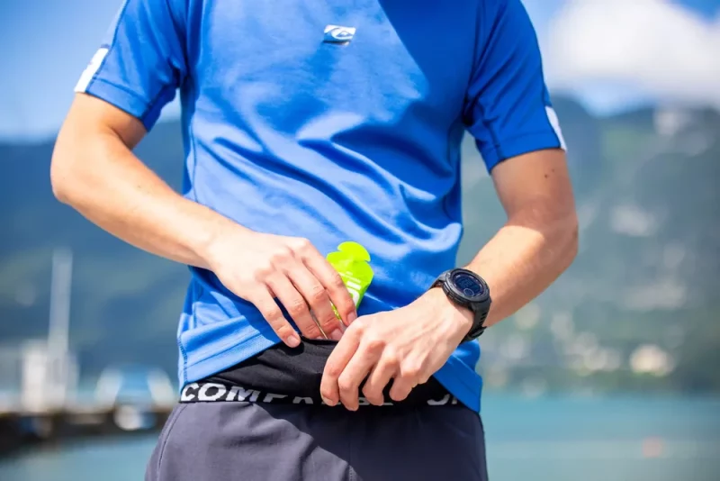 Triatleet met sportvoeding voor duurzame energie tijdens elke triathlonafstand.