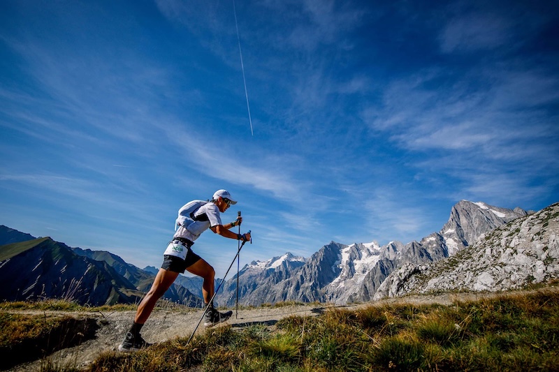 Trailrunner met verplichte UTMB 2026-uitrusting voor een slimme checklist tijdens de ultratrail