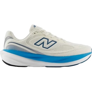 Loper kiest de beste marathonschoenen voor comfortabel en snel hardlopen tijdens een marathon in 2026.