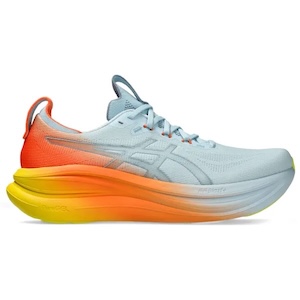 Loper kiest de beste marathonschoenen voor comfortabel en snel hardlopen tijdens een marathon in 2026.