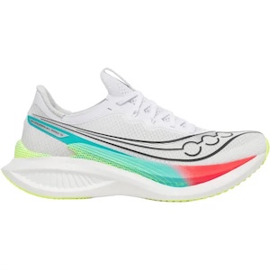Loper kiest de beste marathonschoenen voor comfortabel en snel hardlopen tijdens een marathon in 2026.