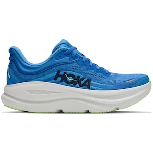 Hardloper kiest de beste marathonschoenen voor comfortabel en snel lopen tijdens de marathon in 2026.