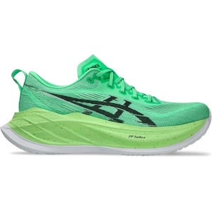 Een hardloper kiest de beste marathonschoenen van 2026 voor comfortabel en efficiënt hardlopen.