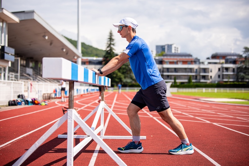 Loper bereidt zich ontspannen voor op een hardloopwedstrijd en plant de dag voor de race.