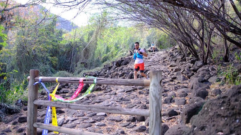 Trailrunner traint technische afdalingen voor de Diagonale des Fous met een gericht trainingsplan.