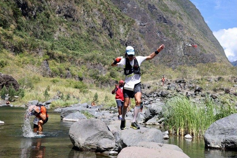 Trailrunner bereidt zich voor op de Diagonale des Fous tijdens een trainingswedstrijd voor de Grand Raid Réunion