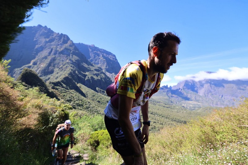 Trailrunner traint in de bergen voor de Diagonale des Fous met een gericht trainingsplan.