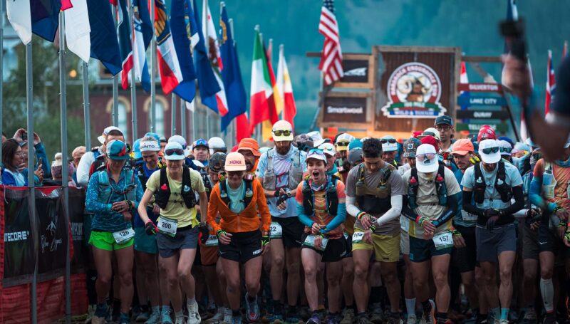 Trailrunner tijdens de Hardrock 100 2027 ultratrail op extreme hoogte in de bergen