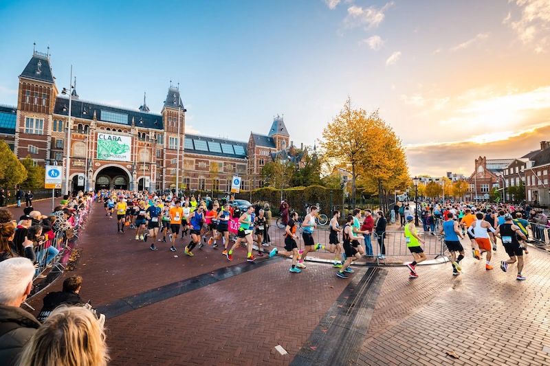 Loper tijdens de Marathon van Amsterdam 2026 met informatie over parcours, inschrijving en voorbereidingstips