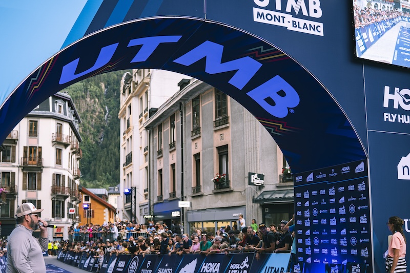 Trailrunner tijdens UTMB voorbereiding met informatie over inschrijven, loting en Running Stones voor 2027.