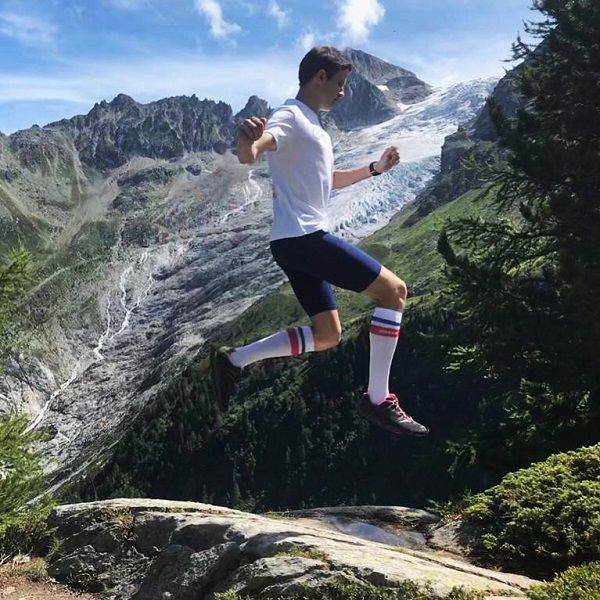 Trailrunner doet bergopwaartse drempeltraining als voorbereiding op de UTMB Mont-Blanc.