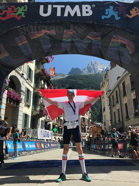 Trailrunner bereidt wedstrijdstrategie voor de UTMB Mont-Blanc voor tijdens een bergtraining.