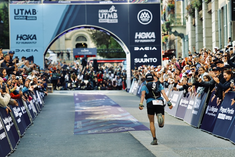 Trailrunners tijdens de UTMB, waar records, snelste tijden en legendarische winnaars centraal staan.