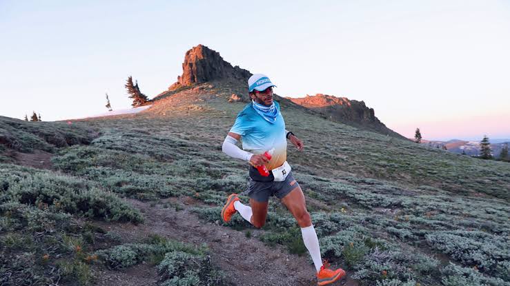 Trailrunner tijdens de Western States 2027 ultratrail op weg naar een felbegeerd startbewijs