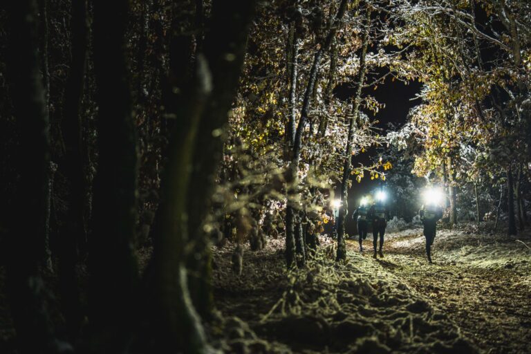 Hardlopen in de wintertijd: zo blijf je lopen als het vroeg donker is