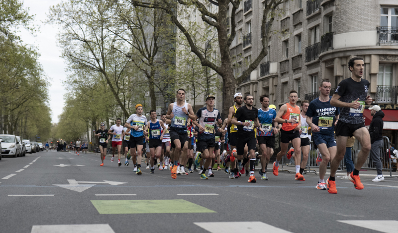 Hardloper traint voor een marathon onder 3 uur en 30 minuten met een gericht trainingsschema