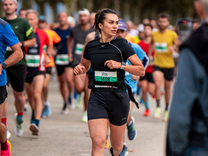 Hardloper traint voor een marathon onder 3 uur en 45 minuten met een gericht trainingsschema