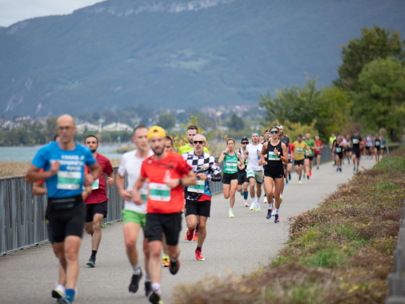 Loper traint voor een marathon in 4u30 met een effectief trainingsschema en praktische looptips.