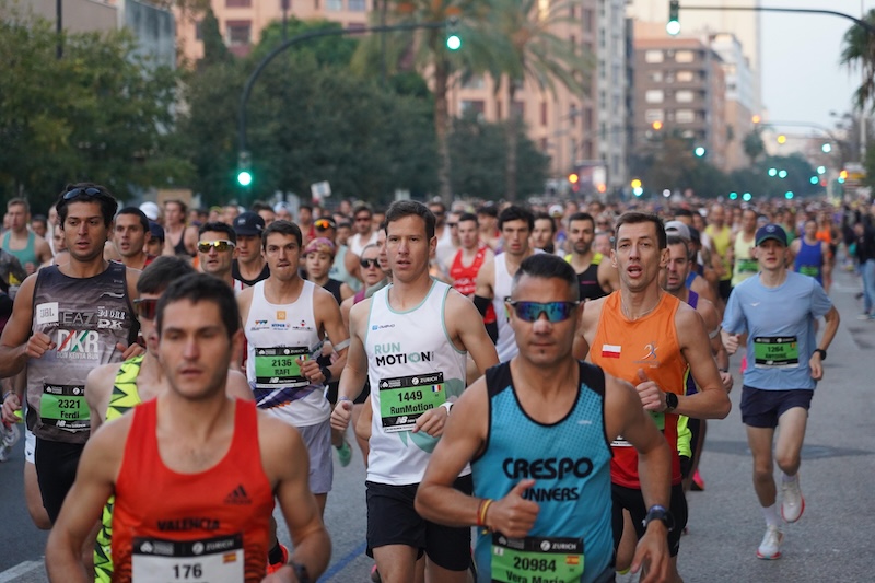 Loper tijdens de Marathon van Valencia op het snelle parcours voor een persoonlijk record