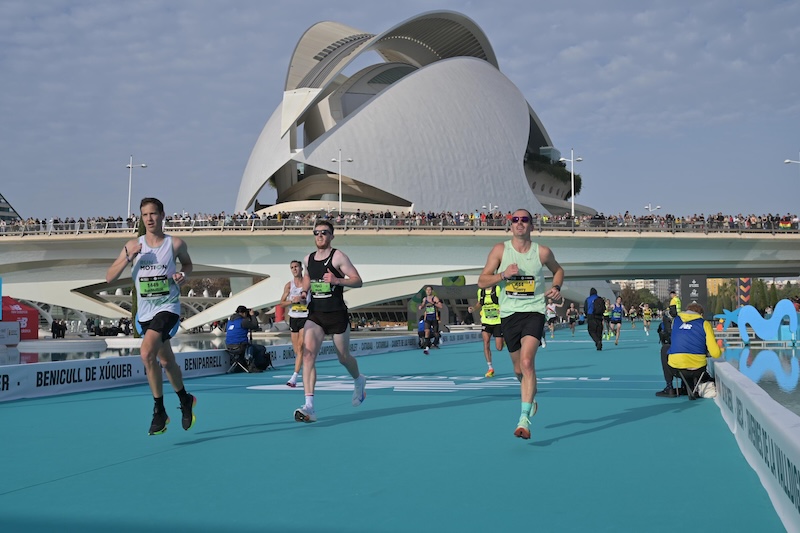 Loper tijdens de Marathon van Valencia op het snelle parcours voor een persoonlijk record