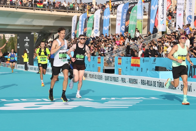 Loper tijdens de Marathon van Valencia op het snelle stadsparcours voor een persoonlijk record