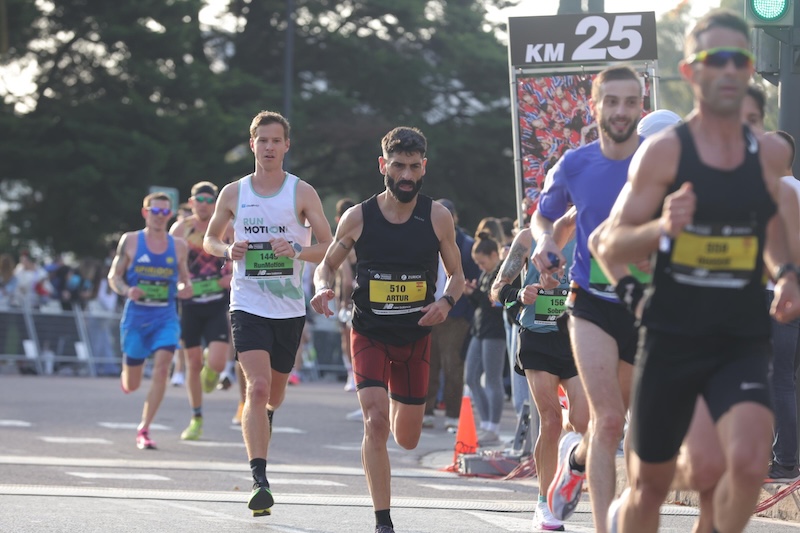 Loper tijdens de Marathon van Valencia op het snelle, vlakke parcours voor een persoonlijk record